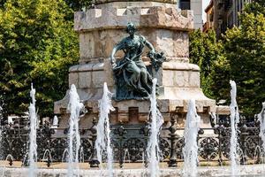 fonte dentro zaragoza, Espanha dentro a velho Cidade com a anjo foto