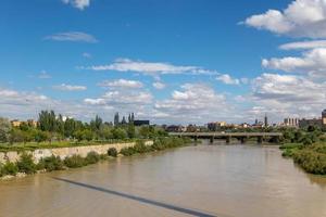 verão panorama em uma ensolarado dia Visão do a Ebro rio e pontes dentro zaragoza, Espanha foto