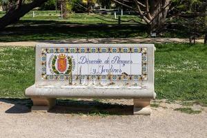 parque Banco em uma verão dia entre verde árvores dentro a espanhol cidade do Zaragoza foto