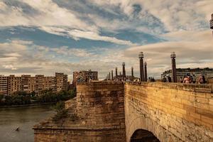 pedra histórico ponte sobre a Ebro rio dentro Zaragoza Espanha foto