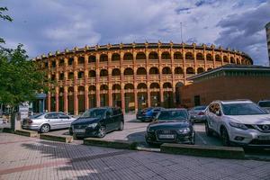 praça de touros contra a cidade do zaragoza, Espanha em uma ensolarado dia foto