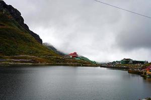 nublado clima dentro tsomgo lago ou Changu lago às leste Sikkim foto