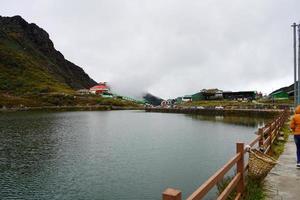 panorama do tsomgo lago ou Changu lago às leste Sikkim foto