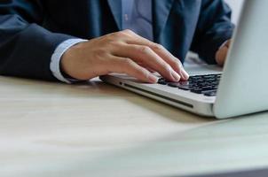 empresário digitando em um teclado foto