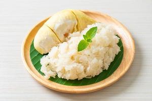 arroz pegajoso durian no prato foto