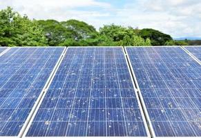 fotovoltaico telhado painéis ou solar célula telhado painéis que estão tão sujo com pó, fumaça, chuva mancha, seco folhas e pássaro excrementos em superior superfície, manutenção para aumentar qualidade conceito. foto