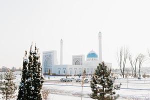 Tashkent, Uzbequistão. dezembro de 2020 mesquita branca menor no inverno em um dia ensolarado foto