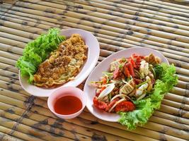dois pratos de comida tailandesa foto