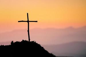 crucificação do Jesus Cristo - Cruz às pôr do sol. a conceito do a ressurreição do Jesus dentro cristandade. crucificação em calvário ou Gólgota colinas dentro piedosos Bíblia. foto