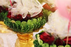 lindo flores decoração em noivado ouro tigela para tailandês noivado cerimónia.tailandês Casamento cultura tradição foto