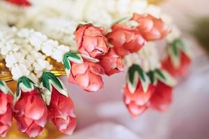 flor guirlandas em uma ouro bandeja dentro tradição tailandês Casamento cerimônia dia. jasmim festão foto