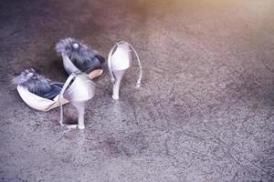 noiva sapatos em cimento chão. Casamento sapatos foto