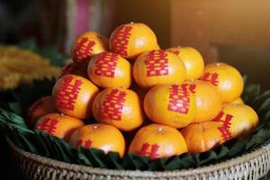 fresco laranja em banana folhas dentro vime Comida bandeja. chinês tradição dentro evento e Casamento cerimônia foto