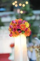 lindo flores ramalhete com bokeh luz decorar dentro Casamento cerimônia foto