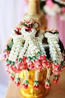 flor guirlandas em uma ouro bandeja dentro tradição tailandês Casamento cerimônia dia. jasmim festão. foto