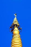 dourado pagode detalhe é em arquitetônico estilo às têmpora localizado dentro kanchanaburi província, tailândia. foto