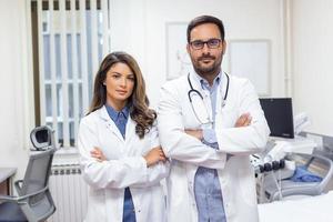 retrato do dois confiante jovem médicos trabalhando dentro uma hospital foto