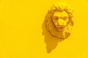 estátua de cabeça de leão