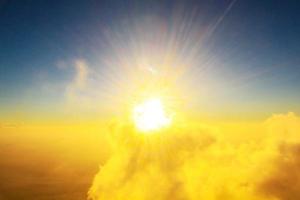 dourado luz com nascer do sol dentro manhã em a céu e nuvem .névoa cobrir a selva Colina dentro Tailândia foto