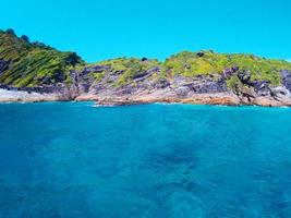 lindo panorama do tropical ilha com azul mar e montanha de praia dentro tailândia.tachai ilha às phang-nga província, Tailândia foto