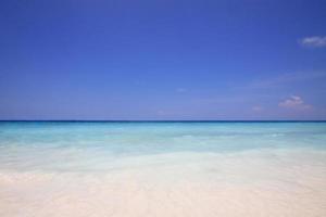 lindo verão do horizonte dentro céu tropical marinha e paraíso do turquesa água dentro calma oceano. foto