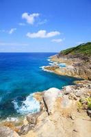 lindo paraíso dentro verão do marinha e mar horizonte com calma oceano e azul céu em Rocha montanha cabo.tropical de praia plantas e selva ilha foto