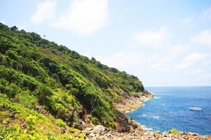 lindo paraíso dentro verão do marinha e mar horizonte com iate barco dentro calma oceano e azul céu em Rocha montanha cabo.tropical de praia plantas e selva ilha foto