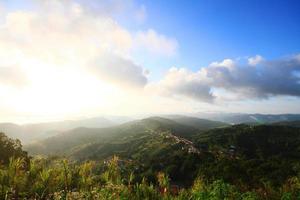 aéreo Visão Colina tribo Vila e chá plantação dentro nascer do sol em a montanha e floresta é muito lindo flores Prado dentro chiangrai província, Tailândia foto