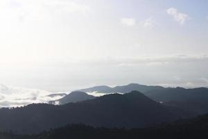 névoa dentro a manhã nascer do sol em a selva montanha panorama dentro Tailândia foto