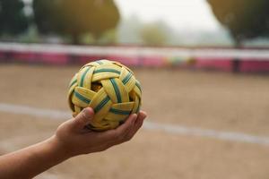 fechar-se homem aguarde sepak takraw bola ar livre. conceito, ásia tradicional esporte. uma bola fez do rattan ou sintético plástico. esporte com equipamento este pode jogar para ao ar livre ou interior. competitivo jogo. foto