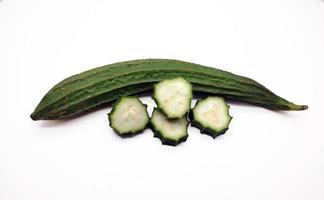 verde luffa acutangula ou oyong isolado em branco fundo foto