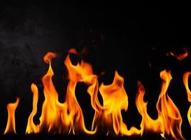 combustível chama png calor e Perigo do queimando churrasco explosão amarelo vermelho chama isolado em oxidado Preto aço prato fundo foto