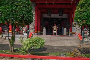 chinês têmpora com guardião estátua quando chinês Novo ano celebração. a foto é adequado para usar para chinês Novo ano, lunar Novo ano fundo e conteúdo meios de comunicação.