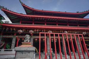 chinês têmpora com guardião estátua quando chinês Novo ano celebração. a foto é adequado para usar para chinês Novo ano, lunar Novo ano fundo e conteúdo meios de comunicação.