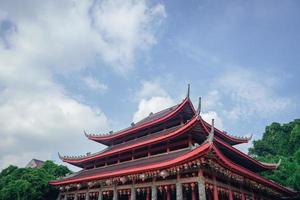 chinês têmpora com guardião estátua quando chinês Novo ano celebração. a foto é adequado para usar para chinês Novo ano, lunar Novo ano fundo e conteúdo meios de comunicação.