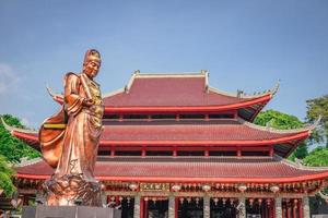 chinês têmpora com guardião estátua quando chinês Novo ano celebração. a foto é adequado para usar para chinês Novo ano, lunar Novo ano fundo e conteúdo meios de comunicação.