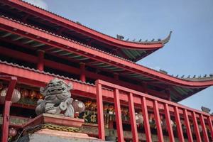 tradicional chinês guardião portão estatuto em a chinês templos quando chinês Novo anos. a foto é adequado para usar para chinês Novo ano, lunar Novo ano fundo e conteúdo meios de comunicação.