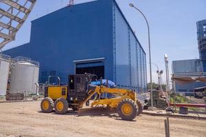 terra raspador e vibração rolo a pesado equipamento para pré-tratamento estrada construção. a foto é adequado para usar para indústria fundo fotografia, poder plantar poster e eletricidade.