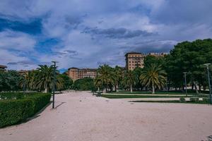 urbano panorama com parque e Palma árvores em uma caloroso ensolarado dia dentro Zaragoza Espanha foto