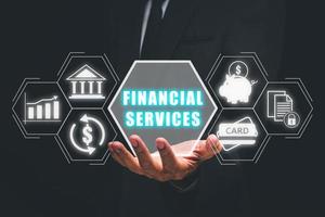 o negócio finança, contabilidade, homem de negocios mão segurando financeiro serviço ícone em virtual tela. foto