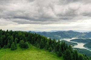 vista do lago zaovine da montanha tara na sérvia foto