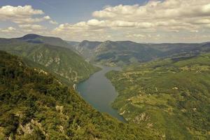 lago perucac e rio drina da montanha tara na sérvia foto
