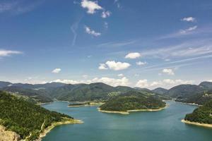 vista do lago zaovine da montanha tara na sérvia