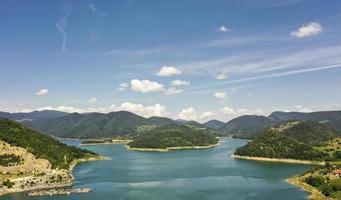 vista do lago zaovine da montanha tara na sérvia foto