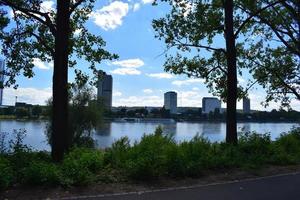 moderno edifícios às a Rhine foto