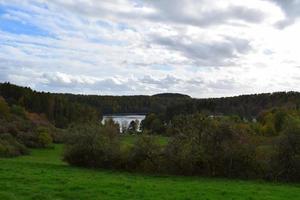 caldeira lago pulvermaar dentro outono floresta foto