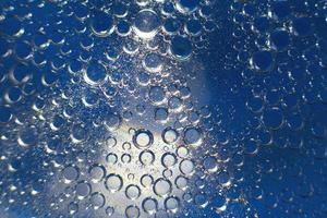 abstrato luz azul fundo com óleo círculos . bolhas do água fechar acima . óleo bolhas dentro a água macro. círculo bolhas fundo foto
