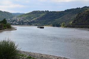 Rhine vale com uma navio perto oberwesel foto