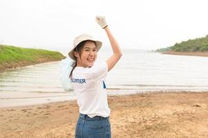 voluntários a partir de a ásia juventude comunidade usando lixo bolsas limpeza acima natureza par foto