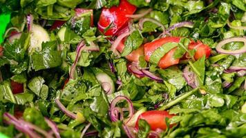 salada com alface e uma variedade do fresco legumes foto